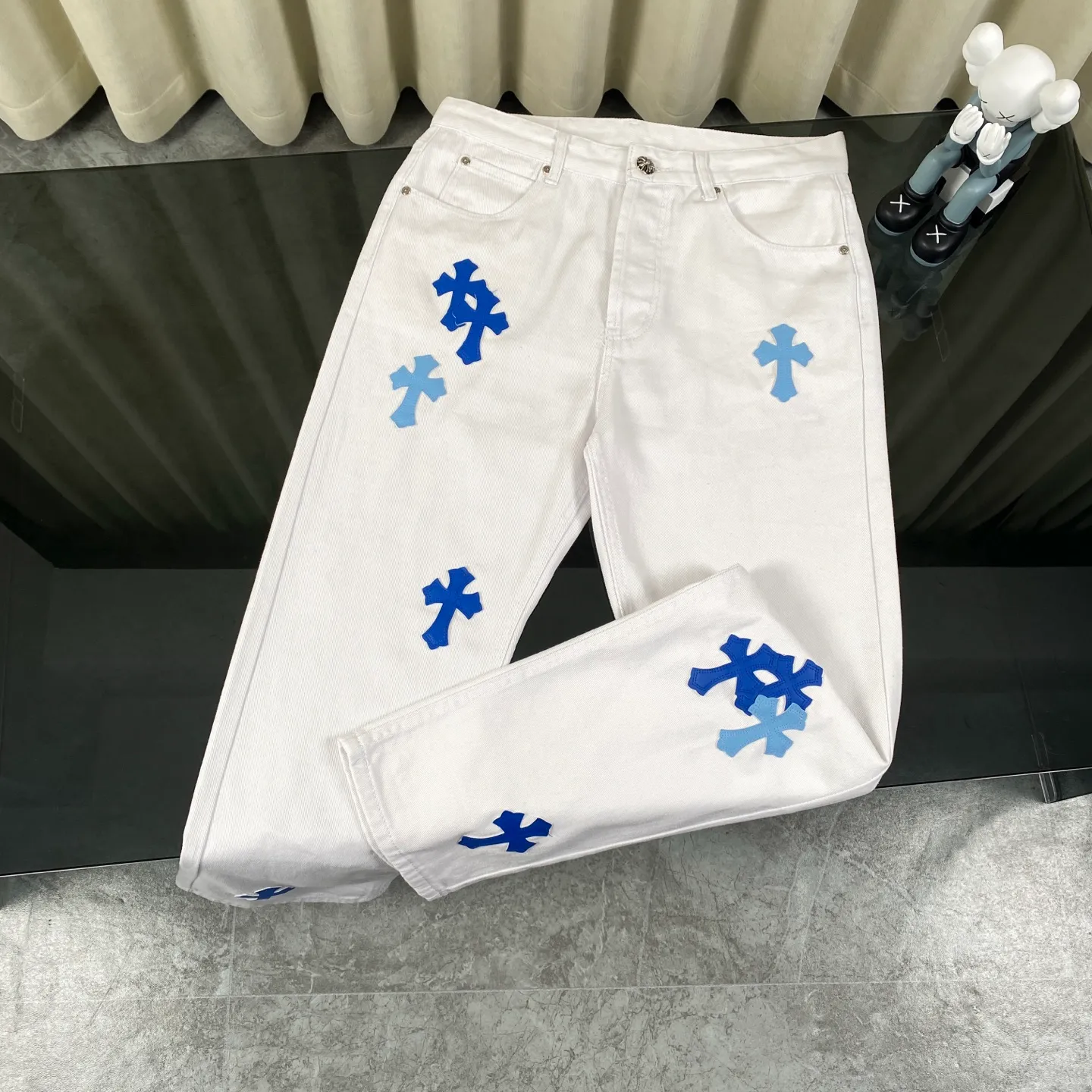 🅿️280 [Strongest version] Chroe Hets CH Chroe Hets CH white dark and light blue leather label jeans Customized metal buckle Legs washed distressed ripped hem ceiling-level jeans ‼ About Zangyin✅This is an extremely luxurious fashion brand that can also be called the aristocrat of the high street. It has always been an exclusive brand for some hipsters or the rich second generation. Compared with ordinary high streets, it is more luxurious and noble. Compared with luxury brands, it is more fashionable and individual. Top heavy industry fashion design✅Consistently high street luxury style creation. Speaking of this style, the Zangyin family and the GU family are definitely among the leading representative brands. Especially the Zangyin family's creation of high street style has really achieved an effect of transformation. The color of this model is already very eye-catching by using a unique washed material. It is decorated with pink patchwork cross flowers, which cleverly highlights the charm of the brand. Secondly, this model adopts a classic high-waist cut design, which highlights the long legs and fashionable temperament of the upper body. The brand is highly recognizable and the slim-fitting configuration is more suitable for daily wear. The personality will be fashionable and the specifications can be seen at a glance. Materials and technology ✅ Needless to say, this point goes without saying. As an excellent craftsman brand, Zangyin's requirements for details and craftsmanship are really perfect. The washed color of this model has gone through a lot of processes, not to mention the embellishment of the denim appliqués. It is also purely handmade and sewn. Just like what they believe in, only handmade things have soul and have the meaning of wearing. A top-notch heavy-duty fashionable denim item, recommended by both hands‼   Size: 28 30 32 34 equivalent to S-XL